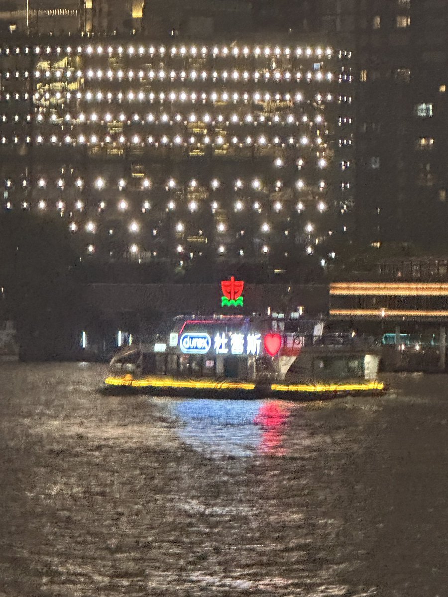 我的手真的穩
可以舉在那邊6分鐘

然後就看到保險套在跑