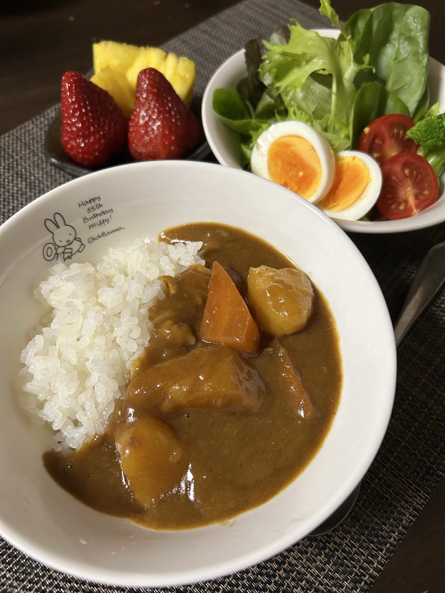 yokochin153604's tweet image. Good evening friends.

My husband felt like eating curry for dinner , and he made it tonight.

I love curry with bite sized potatoes.

Today’s dinner
“Chicken curry”
“Salad”
“Strawberries &amp;amp; pineapple”

#homecooking 
#japanesefood