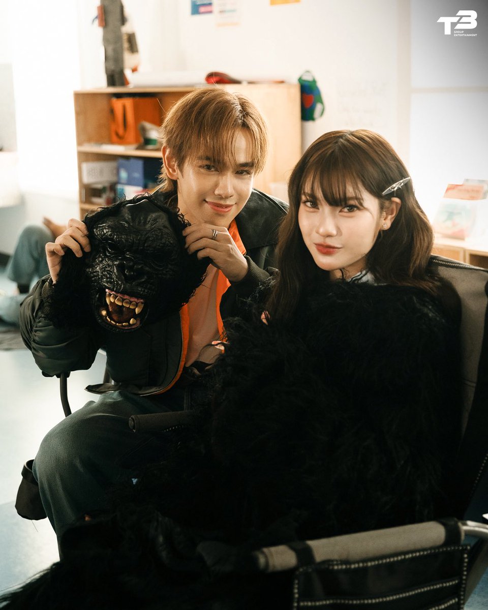 t3group_ent's tweet image. ⚠️ UNSCENE PHOTO 3 - ซีนนี้หลุดโฟกัส ⚠️

เตือนแล้วนะ : เบื้องหลังเพลงนี้ซนมาก ถ้าไม่อยากพลาดรีบดูเลยนะ 😽
🎞️ #THIRDLoveWarning2026_MV BEHIND THE SCENES out now! 
📎 youtu.be/MeKrIKt9opQ

#THIRDLoveWarning2026
#ThirdLapat #พั้นรักแมว
#t3group_ent