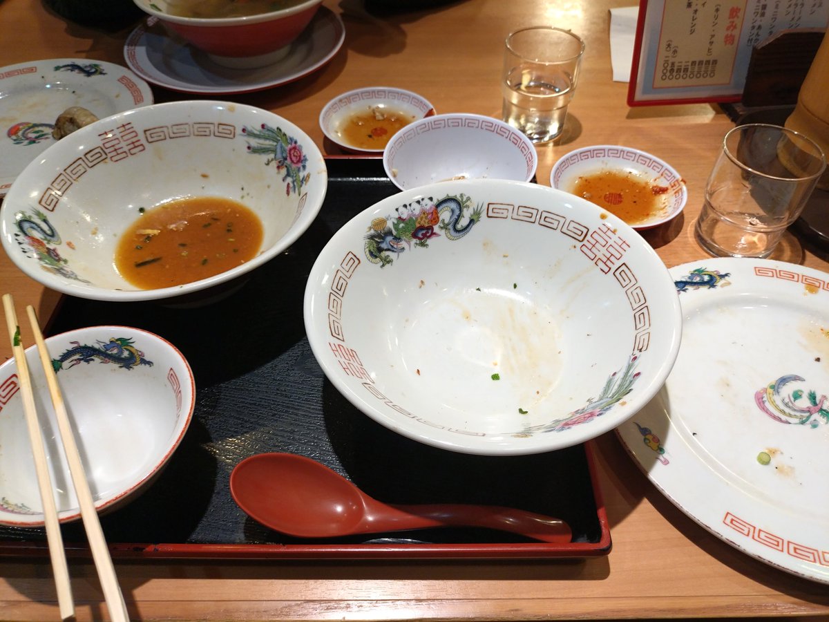 餃子とチャーシュー丼と油そばいただきます。