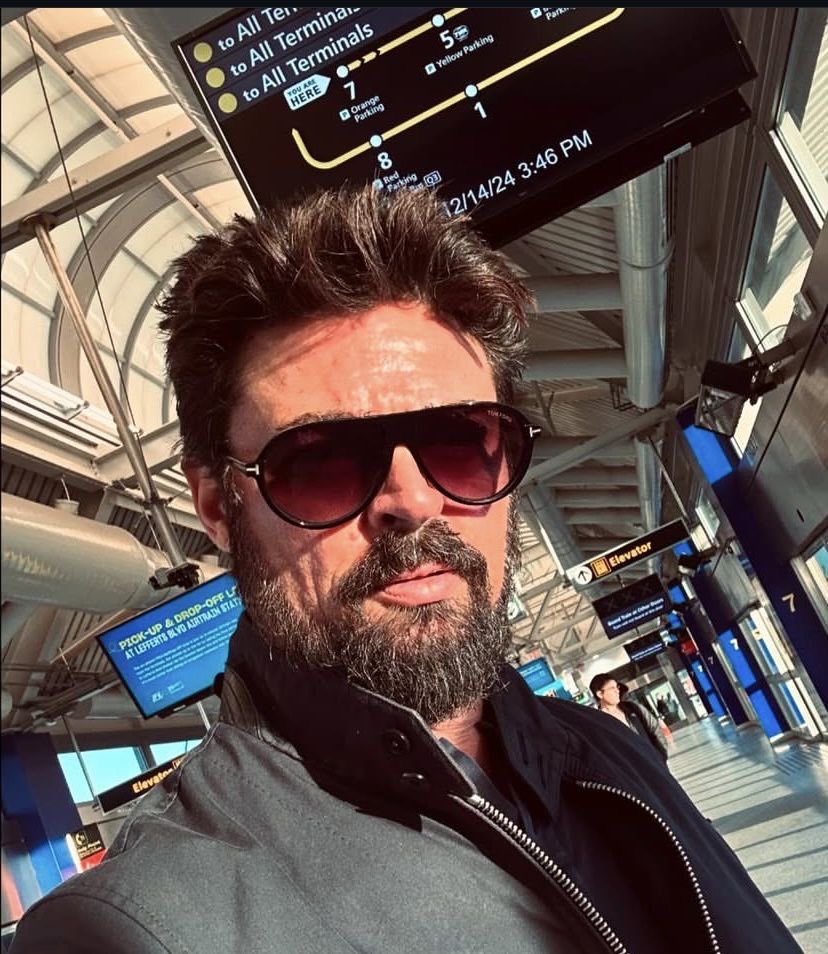 claramoonwalker's tweet photo. Essas seriam as possíveis fotos que Karl colocaria em seu perfil no Tinder? https://t.co/HytCIKll4N