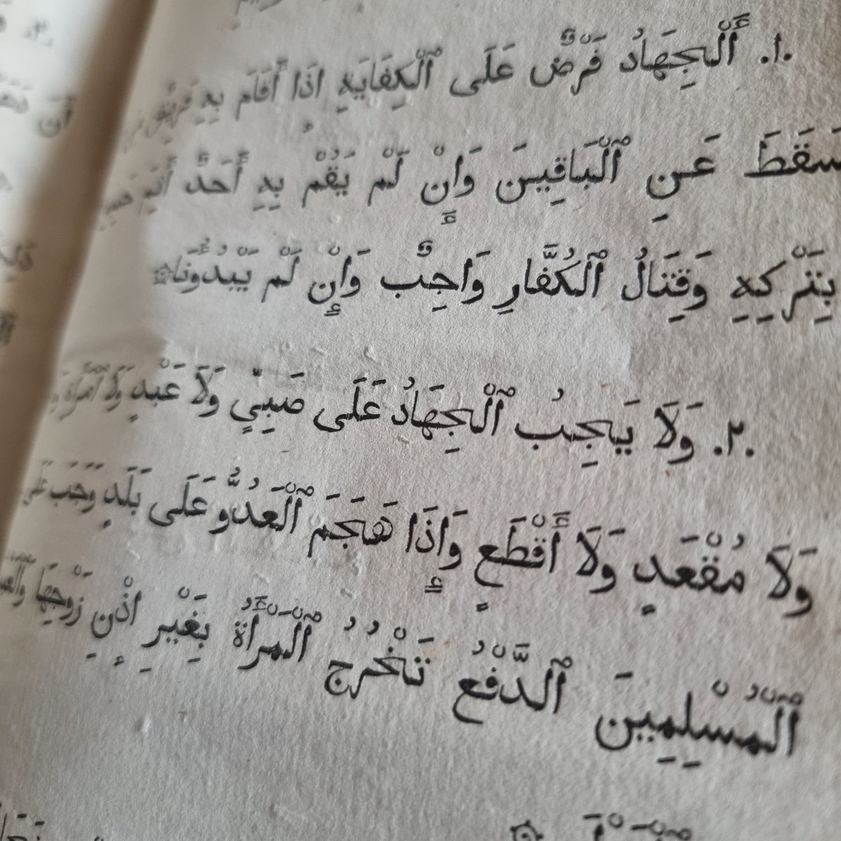 للبيع من نوادر طبعات أوروبا كتاب القدوري في الفقه و معه منتخبات من كتاب ذخيرة الملوك للهمداني، طبع بمدينة لايبزيغ بألمانيا سنة 1825 على ورق كتان رفيع ، رغم مرور 200 عام على طبعه مازال محافظا على نصاعته و سلامة أوراقه