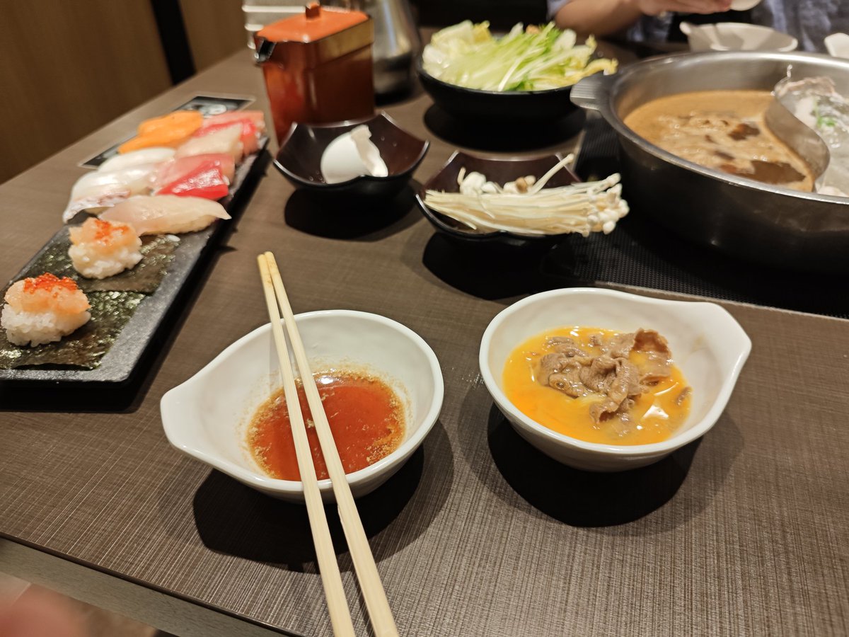 よしもー tweet media