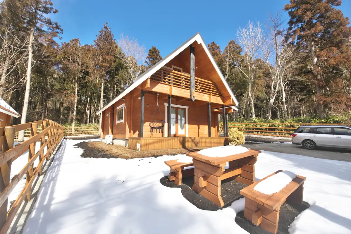 akira_lian51894's tweet image. Hakone Hideaway 🌲✨
Log cabin near Motohakone. Warm lights, wood smell, instantly relaxing 🪵
Private onsen in the house was a win ♨️ (Pro-tip: it’s hot, add cold water!). Tea, sofa time, and the best sleep 🍵💤
A slow walk by the lake this morning.
#Hakone #JapanTravel #Onsen