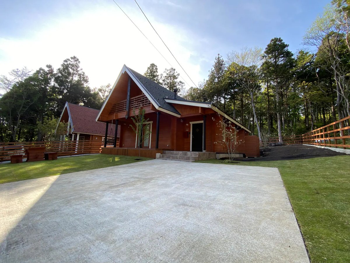 akira_lian51894's tweet image. Hakone Hideaway 🌲✨
Log cabin near Motohakone. Warm lights, wood smell, instantly relaxing 🪵
Private onsen in the house was a win ♨️ (Pro-tip: it’s hot, add cold water!). Tea, sofa time, and the best sleep 🍵💤
A slow walk by the lake this morning.
#Hakone #JapanTravel #Onsen