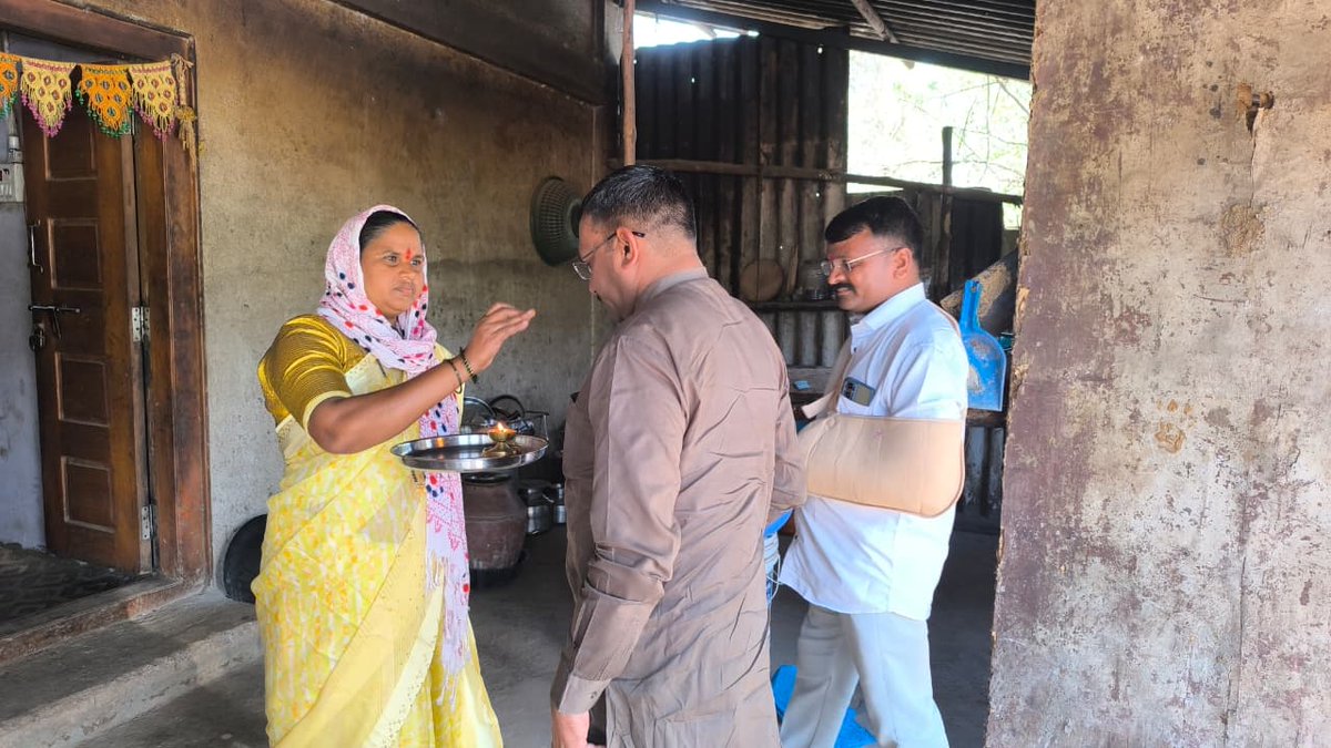 drhemantsavara's tweet image. भाजपा विक्रमगड तालुका सरचिटणीस श्री. प्रकाश राऊत (मु. वेहेलपाडा, ता. विक्रमगड) यांचा उजवा हात फ्रॅक्चर झाल्याचे समजताच त्यांच्या निवासस्थानी जाऊन भेट घेतली व प्रकृतीची आस्थेने चौकशी केली.

#GetWellSoon #BJPVikramgad #HealthFirst #staypositive #drhemantsavara