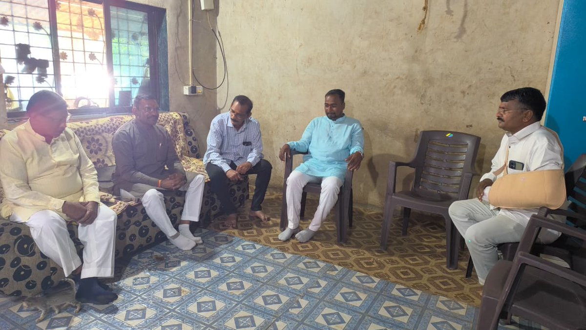 drhemantsavara's tweet image. भाजपा विक्रमगड तालुका सरचिटणीस श्री. प्रकाश राऊत (मु. वेहेलपाडा, ता. विक्रमगड) यांचा उजवा हात फ्रॅक्चर झाल्याचे समजताच त्यांच्या निवासस्थानी जाऊन भेट घेतली व प्रकृतीची आस्थेने चौकशी केली.

#GetWellSoon #BJPVikramgad #HealthFirst #staypositive #drhemantsavara