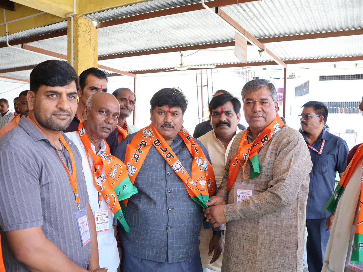 bjpanilfirojiya's tweet photo. आज पंडित दीनदयाल उपाध्याय प्रशिक्षण महाअभियान के अंतर्गत विधानसभा महिदपुर के झारड़ा मंडल में सम्मिलित हुआ।
इस दौरान संगठन के कार्यों, विचारधारा एवं कार्यपद्धति को और अधिक सुदृढ़ बनाने हेतु महत्वपूर्ण विषयों पर चर्चा एवं मार्गदर्शन प्राप्त हुआ।
 #deendayalupadhyay #BJP #Ujjain https://t.co/9wk0nC2Ug2