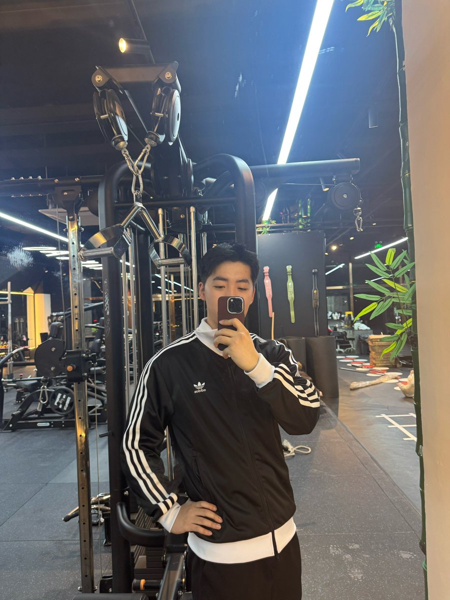 nedkellyc's tweet photo. 健身两年穿上外套变成npc https://t.co/K5q7CxhBHP
