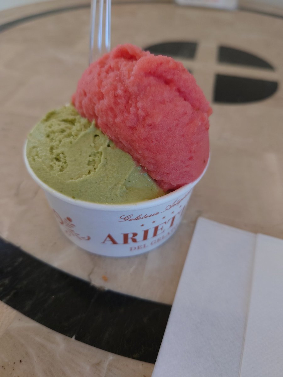 Hal_Grizzly's tweet photo. 世界大会に出る実力派のジェラート、これは煎茶と完熟いちごの組み合わせ https://t.co/ae1PutBBRI