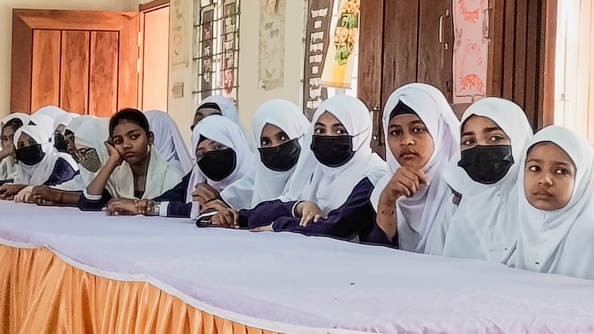 একাডেমি বিভাগ || গল্পে গল্পে শহর পরিচিতি

আলহামদুলিল্লাহ।
নরসিংদির আল ফারুক একাডেমি এন্ড হাই স্কুল-এ শিউলিমালা একাডেমির “গল্পে গল্পে শহর পরিচিতি” প্রজেক্ট সফলভাবে সম্পন্ন হয়েছে।
এই আয়োজনে শিক্ষার্থীদের সামনে একটি সুন্দর ও রূহসম্পন্ন শহরের ধারণা তুলে ধরা হয়। ইবনে খালদুন ও আল