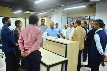 airnews_mumbai's tweet photo. माहिती आणि प्रसारण सचिव चंचल कुमार यांनी मुंबई दौऱ्यात #IICT संस्थेला भेट दिली.यावेळी त्यांनी विविध विभागांची पाहणी केली तसेच प्राध्यापक आणि विद्यार्थ्यांशी संवाद साधत शैक्षणिक उपक्रमांची माहिती घेतली.

#ChanchalKumar #IICT #Mumbai #Education #Media #Students #AcademicActivities https://t.co/Ruwv0n0P0r