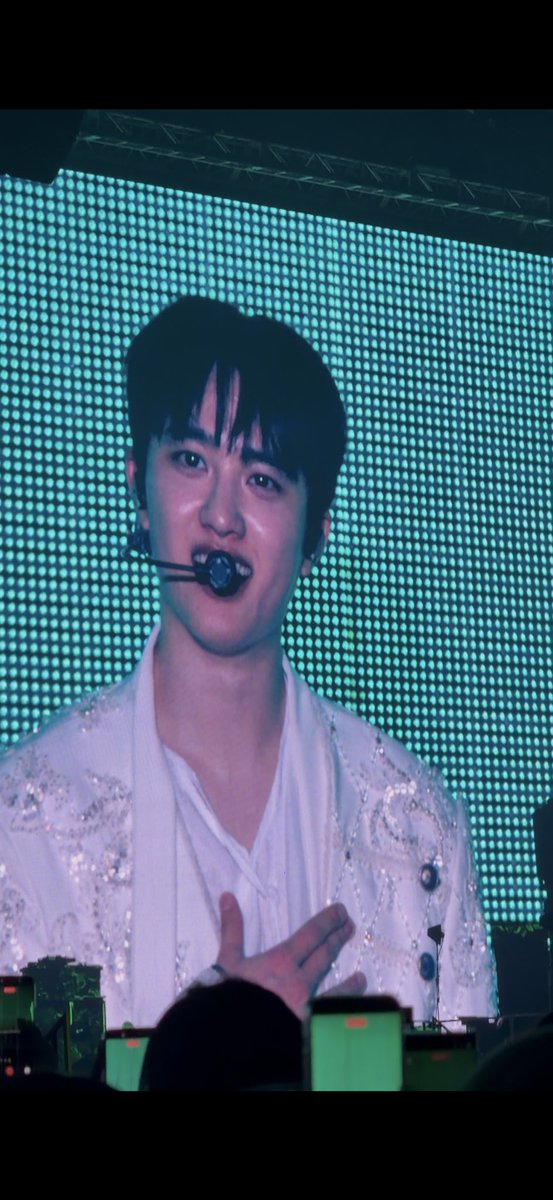 ถ่ายมาทุกเพลง ยกเว้น Forever ที่คยองร้องผิด😅 เอ็นดูมาก จะบ้าตาย คยองร้องผิด แต่เป็นโมเม้นท์น่ารักอ่ะ แล้วตาแป๋ว