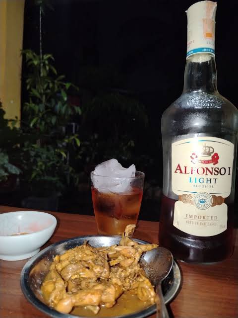 EmperadoraKasi's tweet image. Paalala lang po na sa loob na po ng bahay mag iinom dahil pinagiinitan nanaman tayo ng gobyerno kasi wala sila mahuli doon 🤭 #DrinkResponsibly