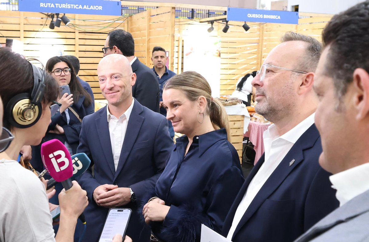 salomecr's tweet photo. Hoy renovamos nuestro compromiso con el Turismo en Menorca. Asistimos a la Fira y al Foro de Turismo en #Alaior @JLBenejam con un gran panel de ponentes y con la inauguración y presencia de @dolfoVilafranca y de nuestra Presidenta del Govern Balear @MargaProhens.
Enhorabuena!! https://t.co/Jjk5LlLo6y