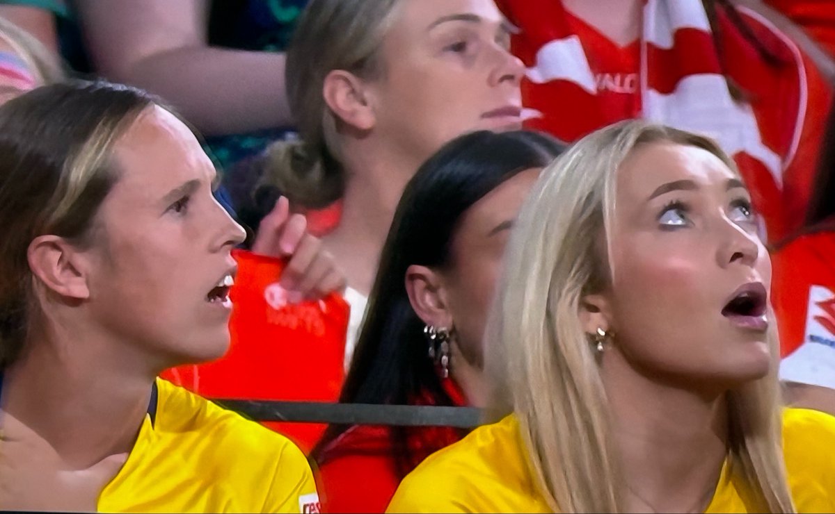 Scottish_Suzi's tweet image. Live scenes of NSW Swifts players watching #Artemis II pre-splashdown over the Pacific off the coast of Sydney   #SWIvVIX