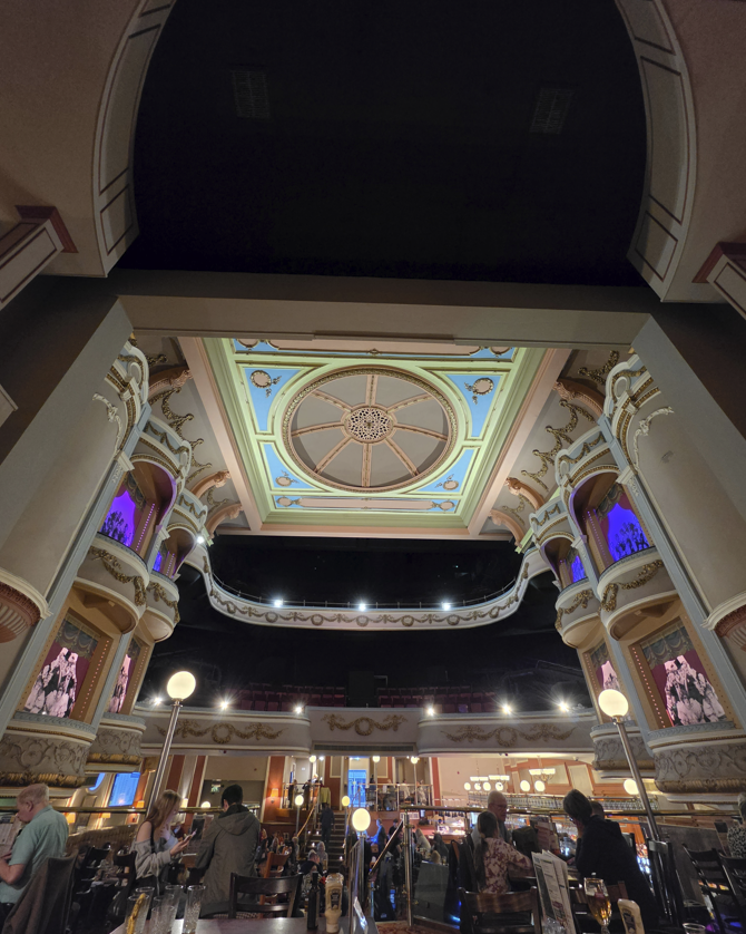 CosyLife_'s tweet photo. Llandudno Wetherspoons. A personal fave of mine 😍 A 1920's theater and cinema that now serves a lovely gourmet jacket potato I must say. https://t.co/NxPHFz6Sus