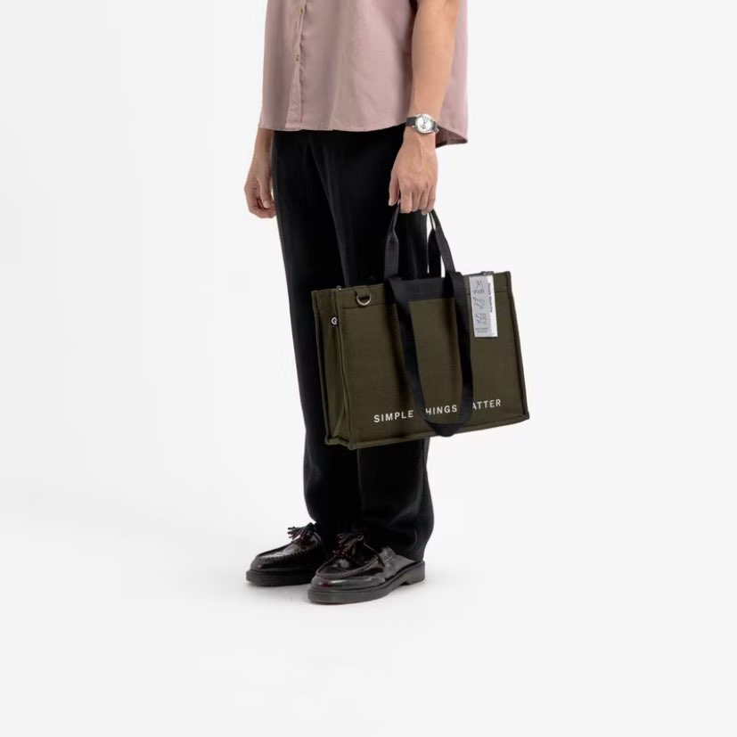 thisratri's tweet image. Cewe cowo yang lagi nyari tas tempur. KUMPULLL

Bisa jadi dua style (shoulder &amp;amp; hand), buat yang suka bawa tumblr ada slotnya ya, muat laptop 14inch, dan punya garansi yang bisa di claim💯💯

s.shopee.co.id/6Ah05czc8j

#tas #rekomendasitas #taskerja #taskuliah #rekomendasi