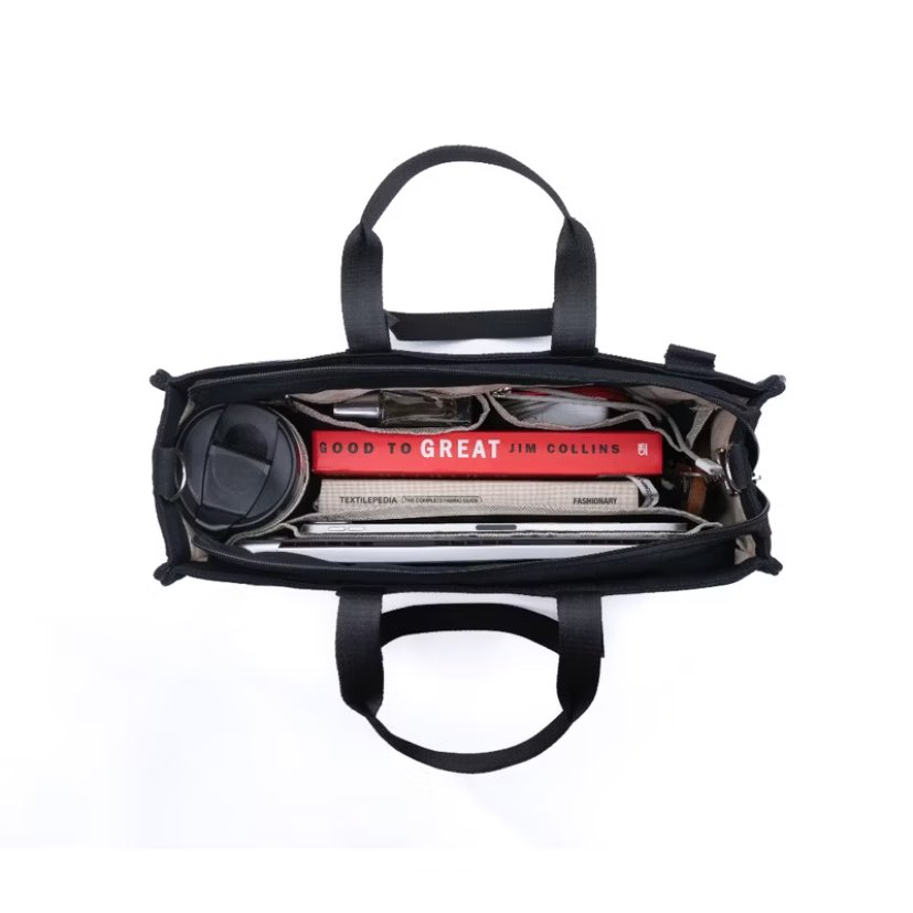 thisratri's tweet image. Cewe cowo yang lagi nyari tas tempur. KUMPULLL

Bisa jadi dua style (shoulder &amp;amp; hand), buat yang suka bawa tumblr ada slotnya ya, muat laptop 14inch, dan punya garansi yang bisa di claim💯💯

s.shopee.co.id/6Ah05czc8j

#tas #rekomendasitas #taskerja #taskuliah #rekomendasi