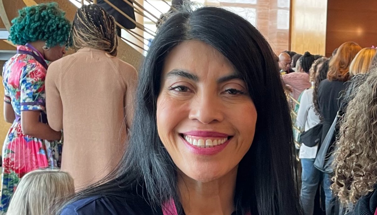 Se acuerdan del filtro blanco de Piñera. No entiendo esa fijacion de blanquearse
 Ximena Harstock (Lincolao) hace lo mismo...Blanquearse en su presentacion. Dario Paya se cambio su nombre mapuche payacan...es un tema recurrente... es el espiritu yanacona...