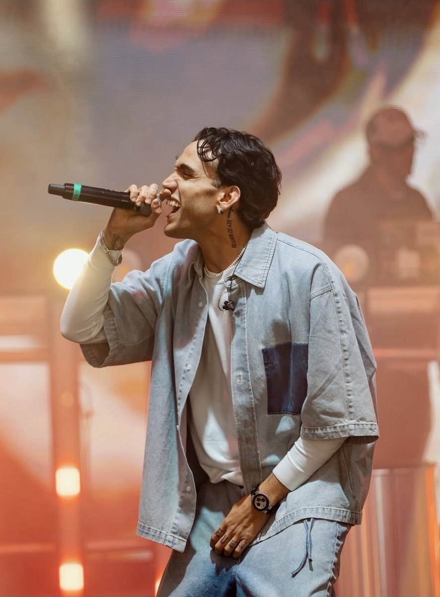 LDA e AKA7even updates tweet media