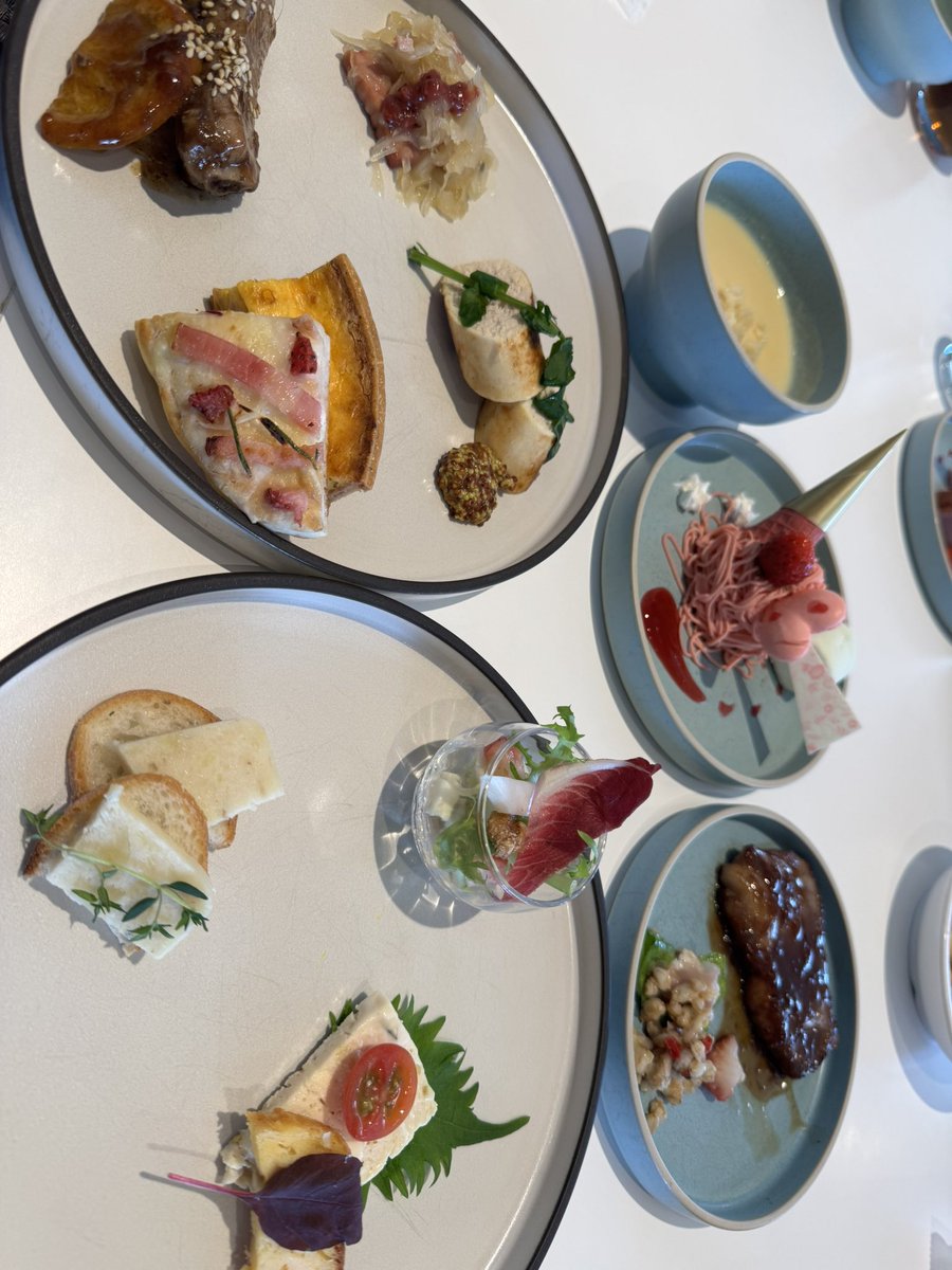 takicea's tweet photo. ストロベリーブュッフェ！
いちごは本物より、作られたお菓子見たいな味の方が好きです☺️ https://t.co/eN5MlIsm8L