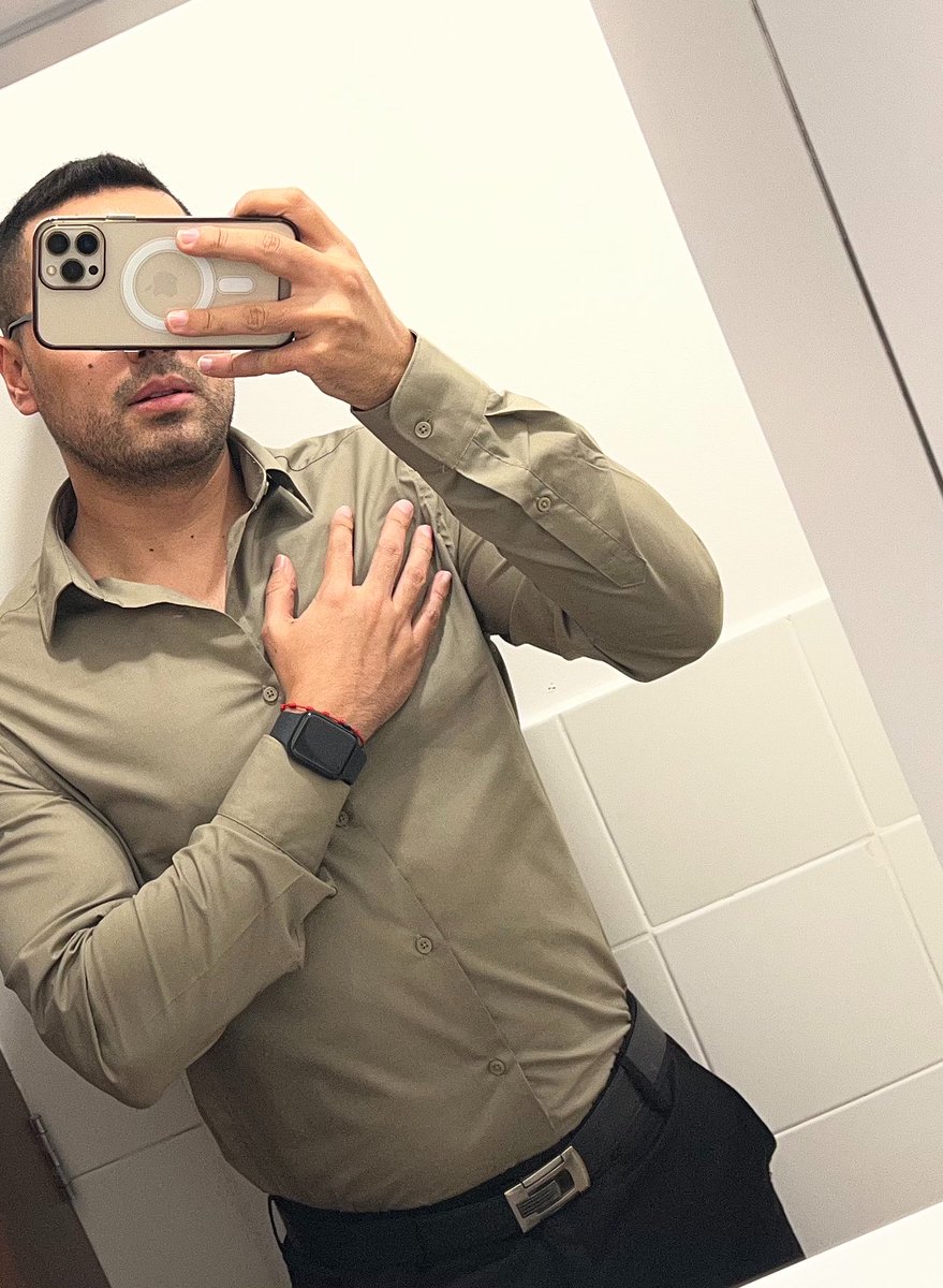 AlehoBedoya's tweet photo. Las fotos que te mandaría estando en el trabajo si fueras mi novio 😏 https://t.co/nxV9OXUh7E