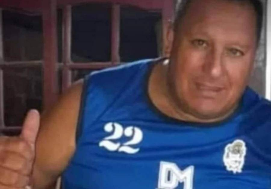 Hechosanderecho's tweet photo. Causa por la muerte de “Lolo” Regueiro.
La Cámara de Apelación y Garantías de La Plata rechazó por inadmisible el recurso presentado por la defensa del ex presidente del Lobo, Gabriel Pellegrino, y confirmó que el juicio oral se desarrollará en el fuero criminal. La decisión fue tomada por los jueces Pablo Gamboa y Miriam Ermili.
El trasfondo de la discusión excede lo técnico. La causa se encamina bajo una hipótesis más grave: la posibilidad de que los hechos sean considerados con dolo eventual, una línea sostenida por la fiscalía y por la familia de la víctima, representada por el abogado Marcelo Peña. 
Además de Pellegrino, serán juzgados los policías Sebastián Perea y Juan Manuel Gorbarán, apuntados por su rol en el operativo de seguridad del 6 de octubre de 2022 en el estadio del Bosque, donde hubo una represión y murió Regueiro, de 57 años.