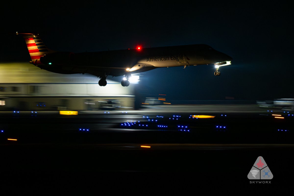 Skyworx_Media's tweet image. Here's a few pics from last night's reps at Evansville Regional Airport.  Pretty slow but the on and off rain made it interesting. 

@FlyEVV @BreezeAirways @AmericanAir #aviation #avgeek #planespotter