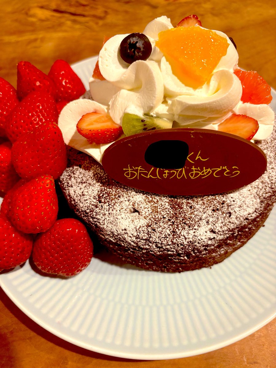 今日は次男くんの誕生日✨✨✨次男くん大好物のサーモン丼でお祝い。ハピバ〜〜〜〜〜✨✨✨そしてイヌくんがうちの家族になった日でもあります✨✨✨これからもどうぞよろしくね✨✨✨