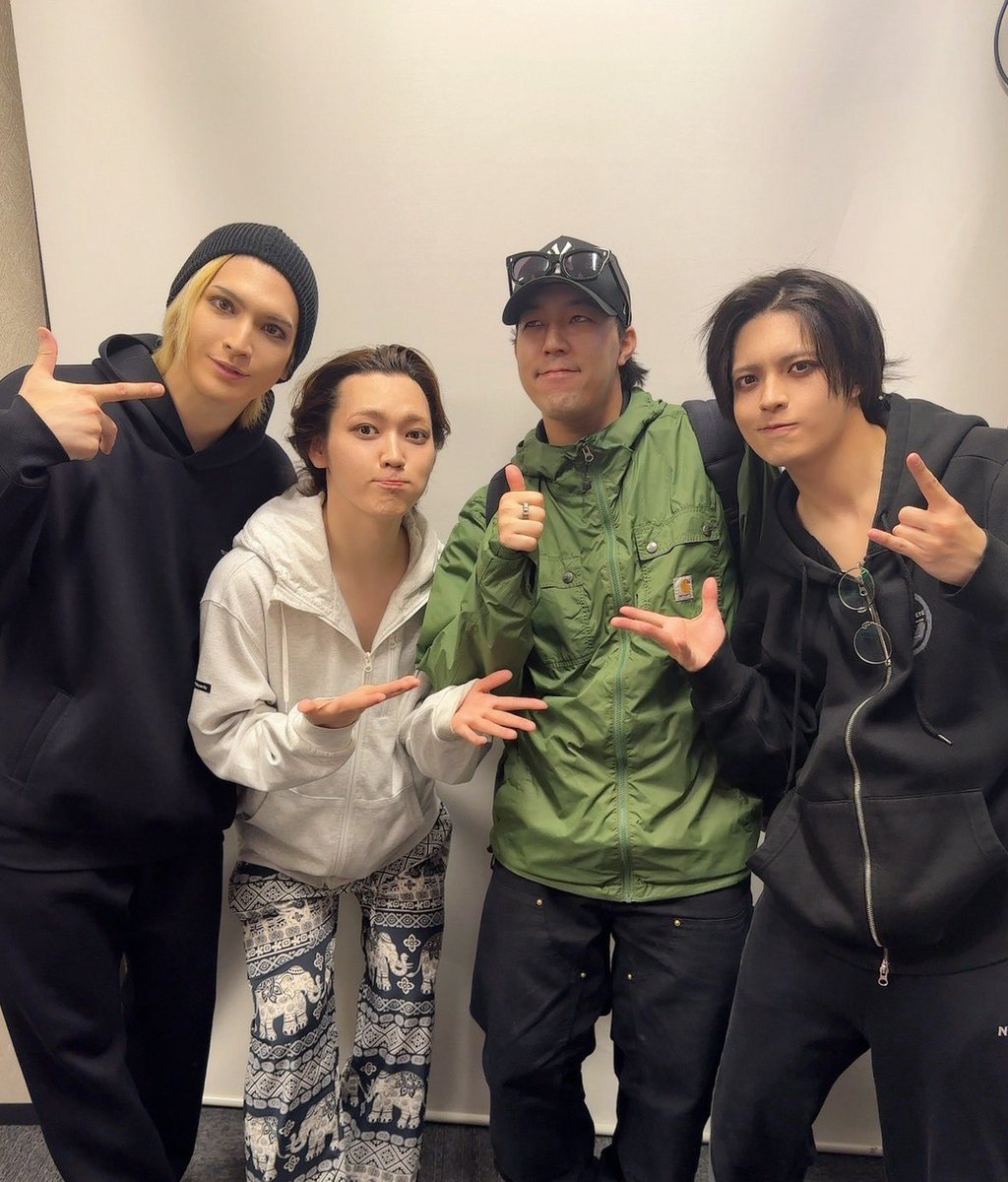 『ヒプノシスマイク -Division Rap Battle-』Rule the Stage《Fling Posse ＆ 麻天狼 feat. 鬼瓦ボンバーズ ＆ D4》

14日目。マチネ・ソワレ公演。
ご来場・応援いただきありがとうございました🙇‍♂️

今日は世界くんが観劇に来てくれました✨

明日も頑張ります💪
#ヒプステ