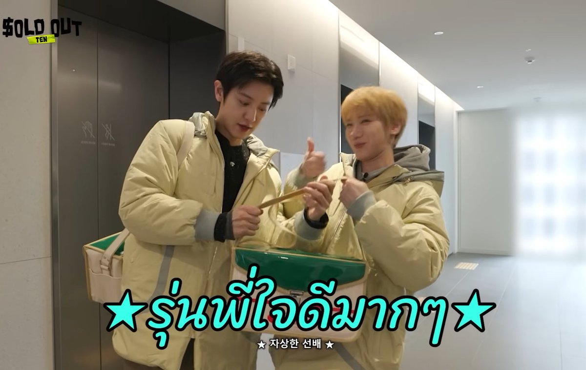 bemindlee's tweet image. พี่ชานยอลเหมือนเลี้ยงลูกจริงๆ ช่วยปรับสายกระเป๋าให้น้องเตนล์ 555555555

#SOLDOUT 
#SOLDOUT_TEN_EP2