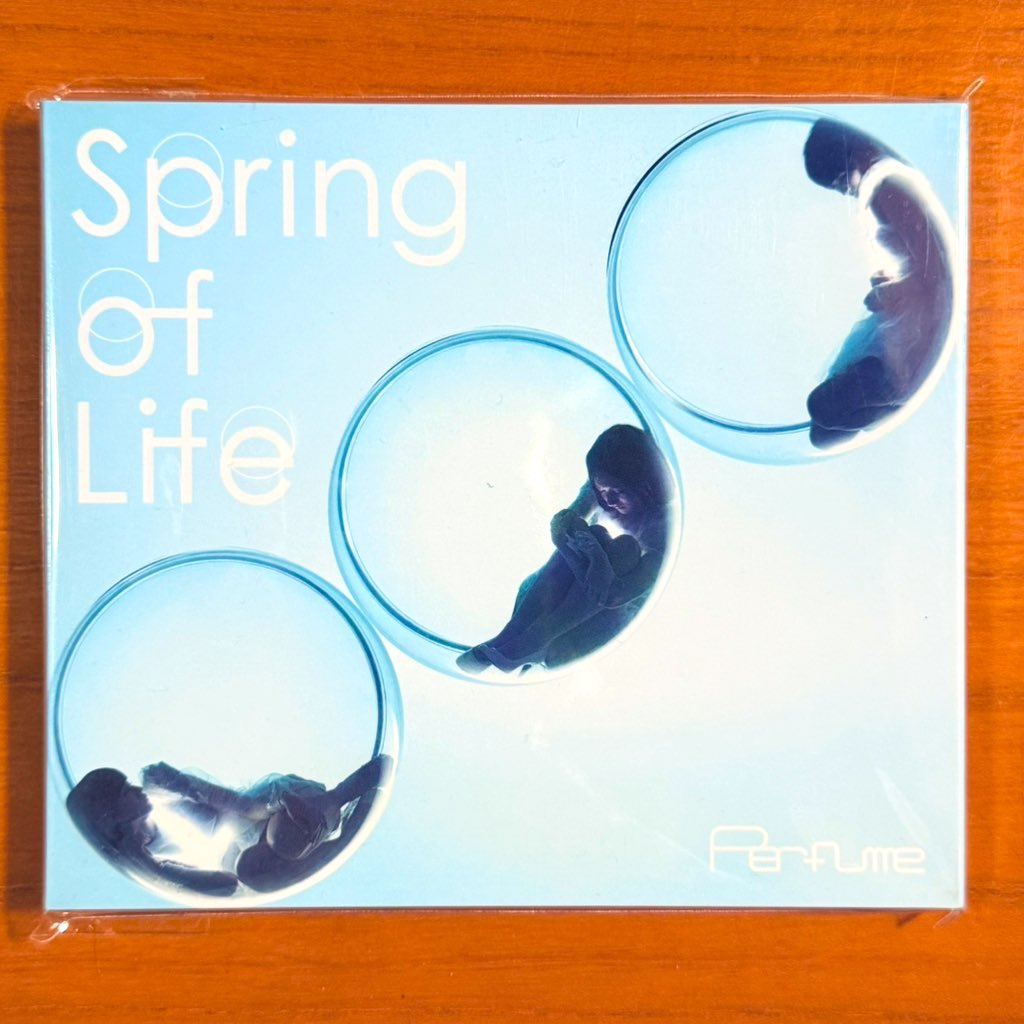 astromaniax26's tweet photo. 本日で発売から14年！

2012年4月11日 発売

【Spring of Life/Perfume】

告知ポスターとCD（初回盤）

オリコン最高2位

ユニバーサルミュージックへ
移籍 第1弾シングル

キリンチューハイ 氷結
「氷結 MAGICAL MUSIC」篇
CMソング

#Perfume
#SpringofLife
#15thシングル
#ポスターとCD https://t.co/mBf4Le4zou