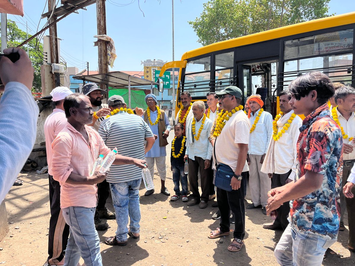 projssagar's tweet image. ➡️ जिले से रायसेन मेले में जा रहे किसानों का पुष्प माला पहनाकर किया सम्मान । रायसेन में तीन दिवसीय कृषक सम्मेलन 11 से 13 अप्रैल तक, प्रतिदिन किसान होंगे शामिल।

@CMMadhyaPradesh
@DrMohanYadav51 @JansamparkMP #jansamparkMP #sagar