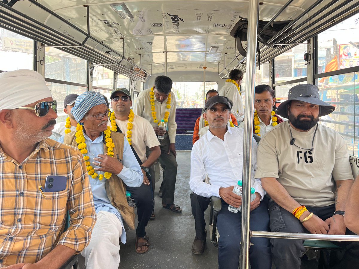 projssagar's tweet image. ➡️ जिले से रायसेन मेले में जा रहे किसानों का पुष्प माला पहनाकर किया सम्मान । रायसेन में तीन दिवसीय कृषक सम्मेलन 11 से 13 अप्रैल तक, प्रतिदिन किसान होंगे शामिल।

@CMMadhyaPradesh
@DrMohanYadav51 @JansamparkMP #jansamparkMP #sagar