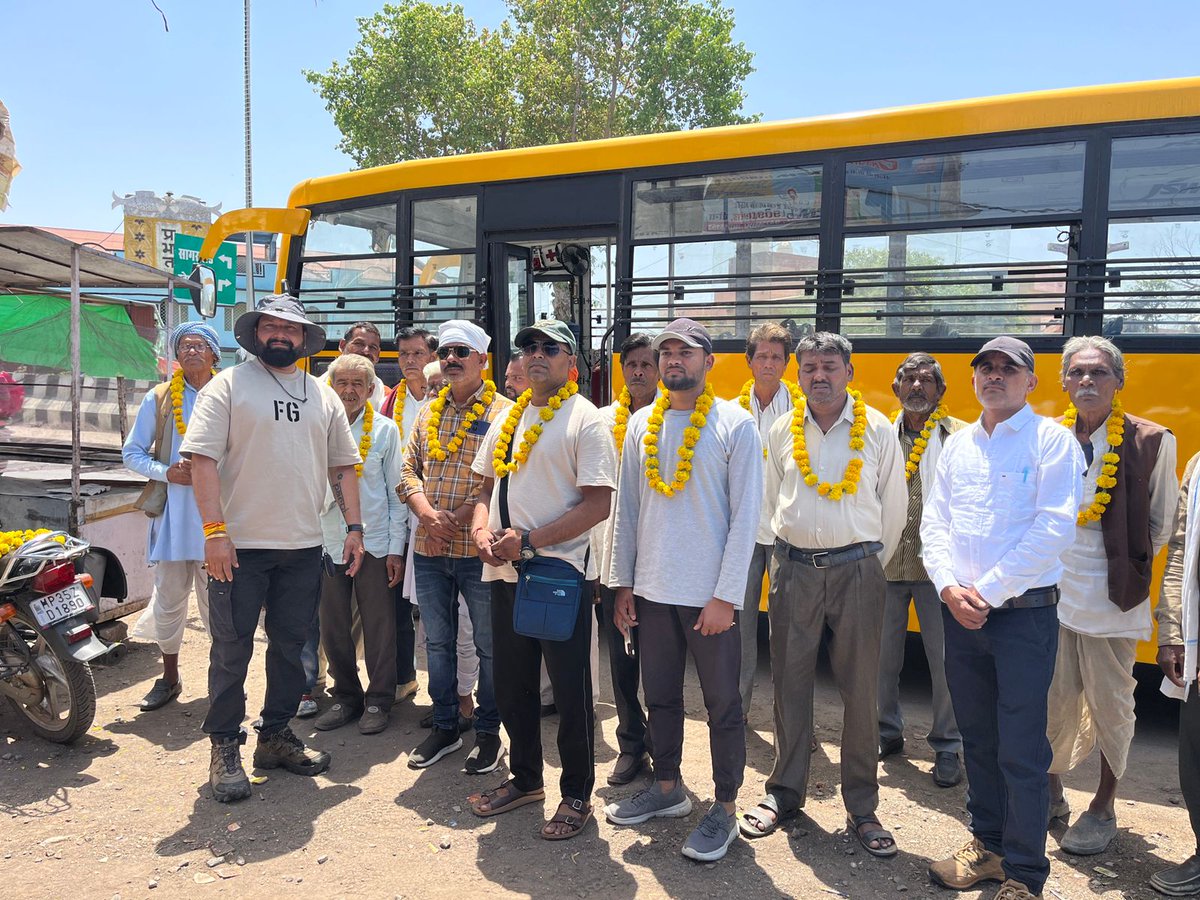 projssagar's tweet image. ➡️ जिले से रायसेन मेले में जा रहे किसानों का पुष्प माला पहनाकर किया सम्मान । रायसेन में तीन दिवसीय कृषक सम्मेलन 11 से 13 अप्रैल तक, प्रतिदिन किसान होंगे शामिल।

@CMMadhyaPradesh
@DrMohanYadav51 @JansamparkMP #jansamparkMP #sagar