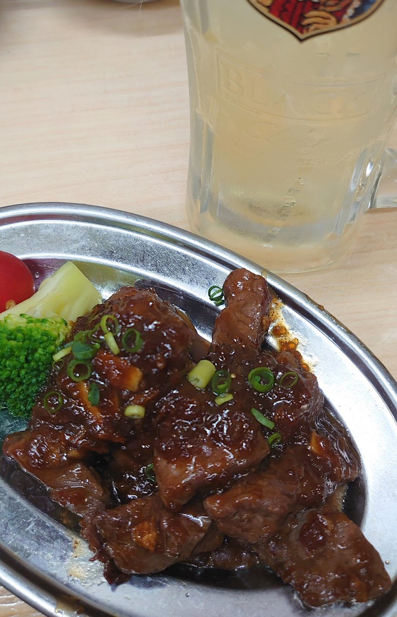 牛サイコロステーキと角ハイ追加😋
なんか順番おかしい気もするけど🤭