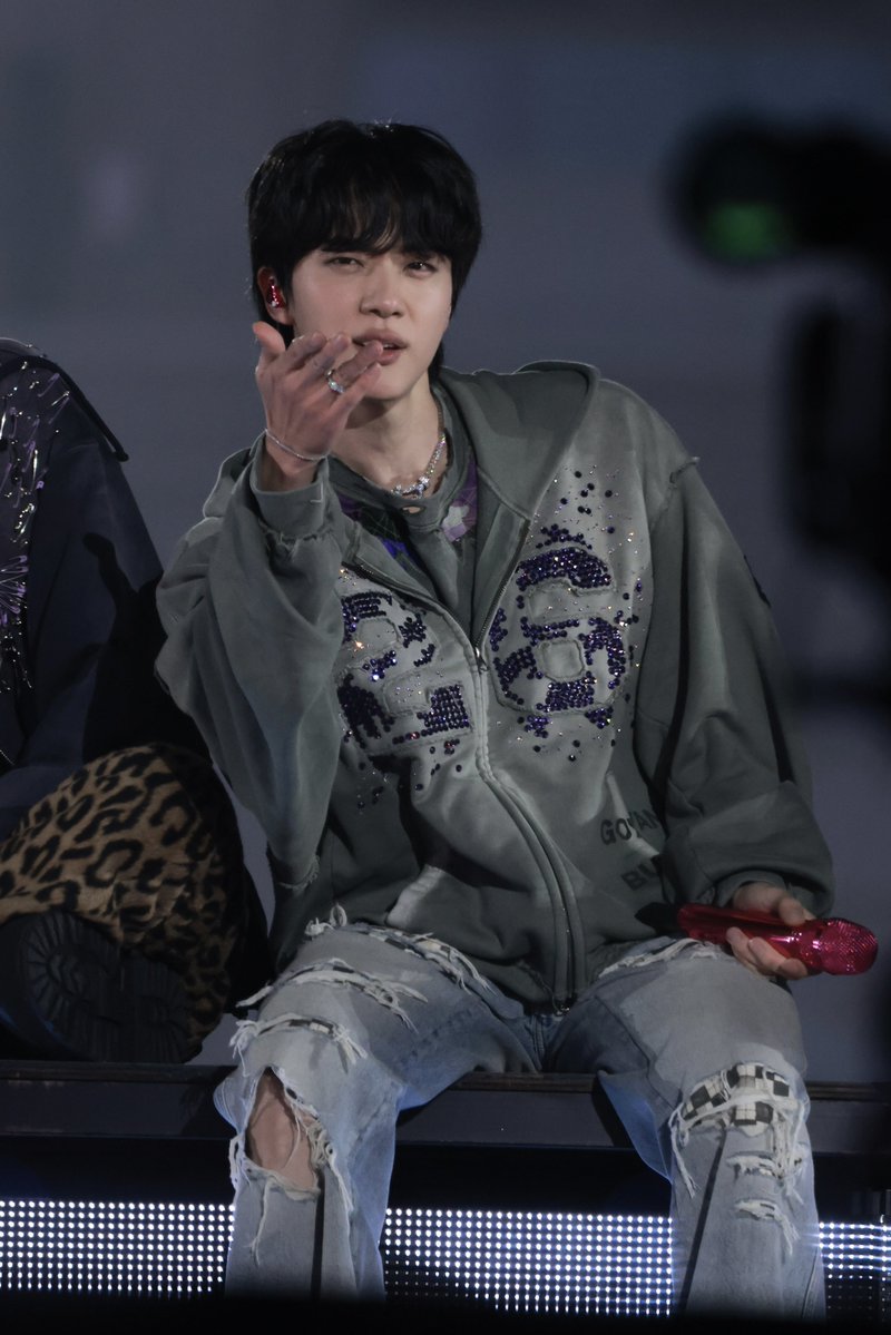 A LITTLE BRAVER 🐬 tweet media