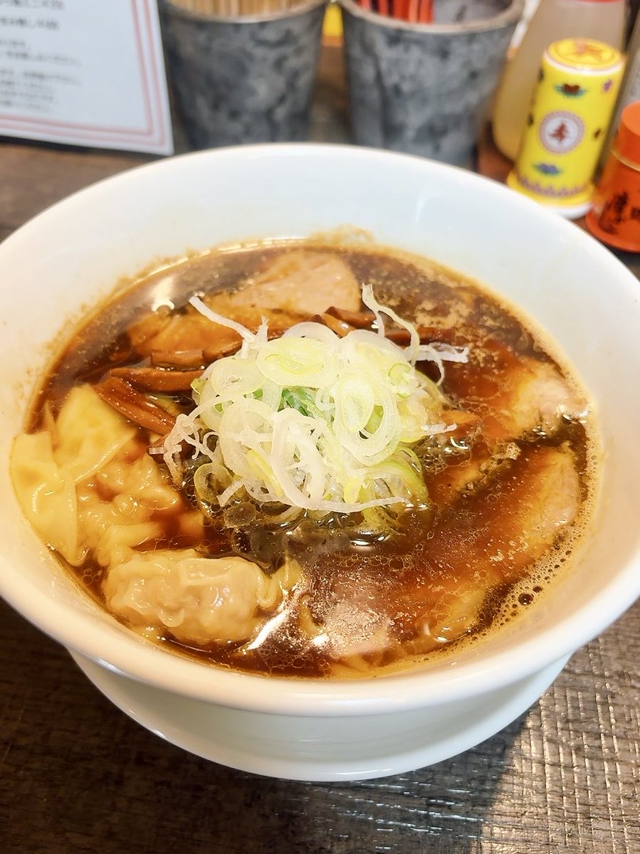 ka_ran0101's tweet photo. ラーメン カラテキッド

BLACKandWHITE
・黒中華(黒醤油)
・白中華(塩)
・ちょびライス https://t.co/1LwxF5KRAs