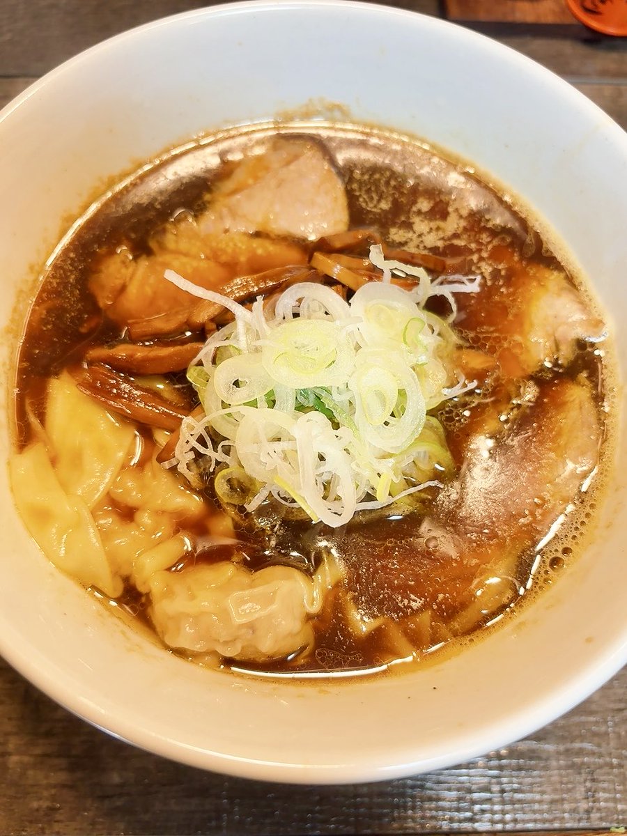 ka_ran0101's tweet photo. ラーメン カラテキッド

BLACKandWHITE
・黒中華(黒醤油)
・白中華(塩)
・ちょびライス https://t.co/1LwxF5KRAs