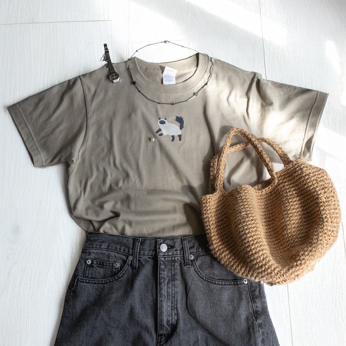 ☀️Tシャツの販売開始

パール付き Tシャツ
猫 🐈 ブラウン・グレージュ

胸元に大粒パールを追いかけるシャム猫プリントで
日常のコーディネートにちょっとした遊び心をプラス

jp.pinkoi.com/product/NQ4pVj…
<a href="/PinkoiJP/">Pinkoi（ピンコイ）</a>