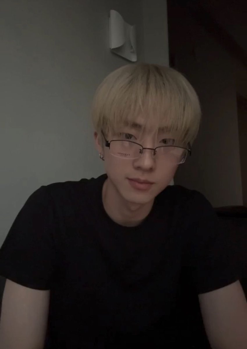 PICS1HARMONY's tweet photo. jiung with glasses is LETHAL https://t.co/b4bcaYVeie