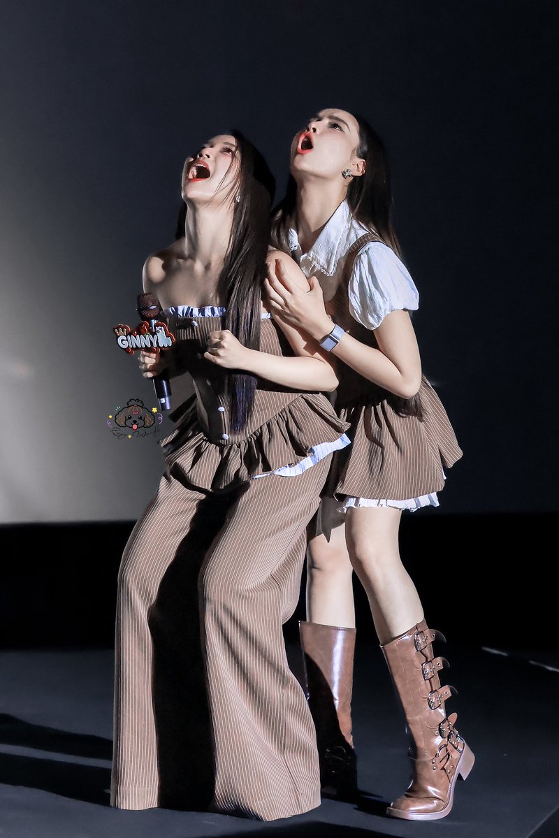 zoey1010 tweet media