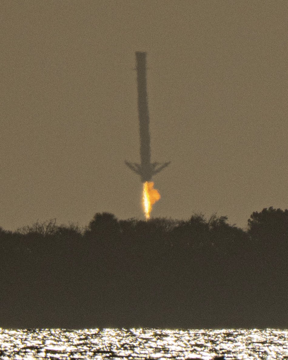 mdcainjr's tweet image. This morning at 7:41am ET #SpaceX launched a resupply mission to the ISS.  Stunning transit this morning (planning made possible by FlightClub.io) followed by a picture perfect landing.