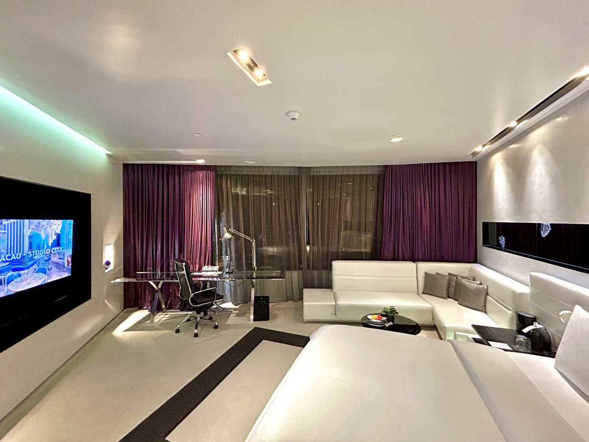 kato_shacho's tweet image. 【Today's Hotel in Bangkok】
バンコクではシーロムエリアに位置する「Wバンコク」27Fの1ベッドスタジオスイートにステイ。BTSのチョンノンシー駅まで3分の好アクセスで旅の起点として最適。朝食ブッフェは種類が豊富かつハイクオリティでおすすめ。
#Bangkok #W