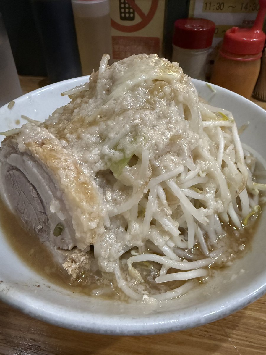 eht20336's tweet photo. 本日のディナー🍜
デカ盛り戦隊豚レンジャー@和光市
ミニラーメンアブラ
たっぷりヤサイにアブラを絡めていただきます♪
柔豚もまいう〜🎵
自家製面もこれまたまいう〜🎵
美味しゅうございました♪
ご馳走様でした🙇‍♂️ https://t.co/TxC1GVZtgH