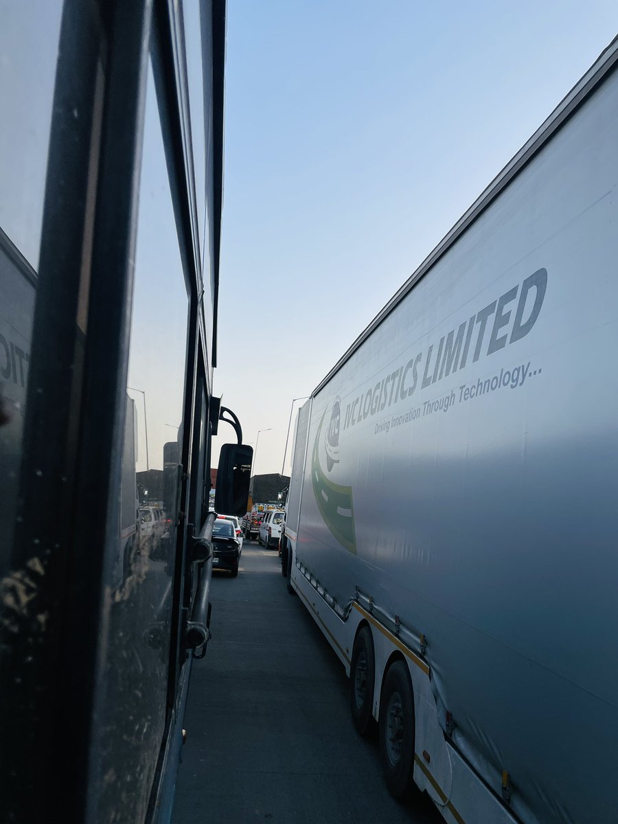 મજરા ચોકડી પાસે ગંભીર ટ્રાફિક સમસ્યા સર્જાઈ છે અને છેલ્લા ૨૦થી ૨૫ મિનિટથી બસ ટ્રાફિકમાં જ અટવાઈ ગઈ છે. વાહનોની લાંબી કતારોને કારણે અવરજવર સંપૂર્ણ રીતે પ્રભાવિત થઈ રહી છે, જેના કારણે મુસાફરોને ભારે મુશ્કેલીનો સામનો કરવો પડી રહ્યો છે. <a href="/GujaratPolice/">Gujarat Police</a>