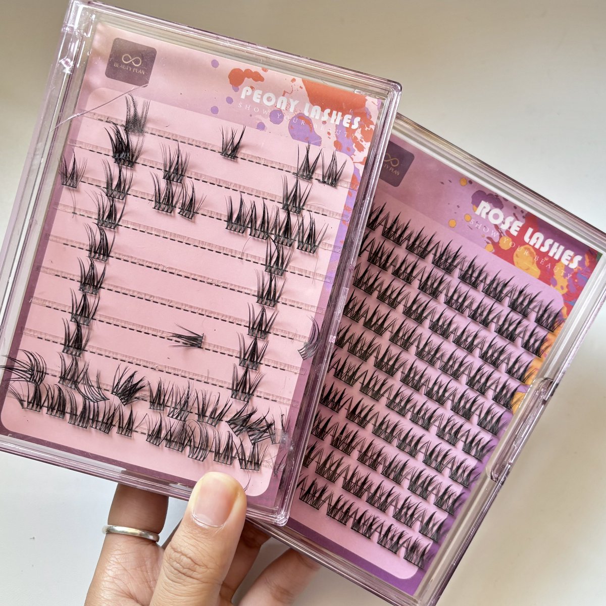 ohhh i LOVEEEEE fake individual lashes.🥹💗

apalagi ini nemu yang harganya affordable gak sampe 100rb udah dapet sekotak gede, bisa dipake berkali-kali.👏🏻