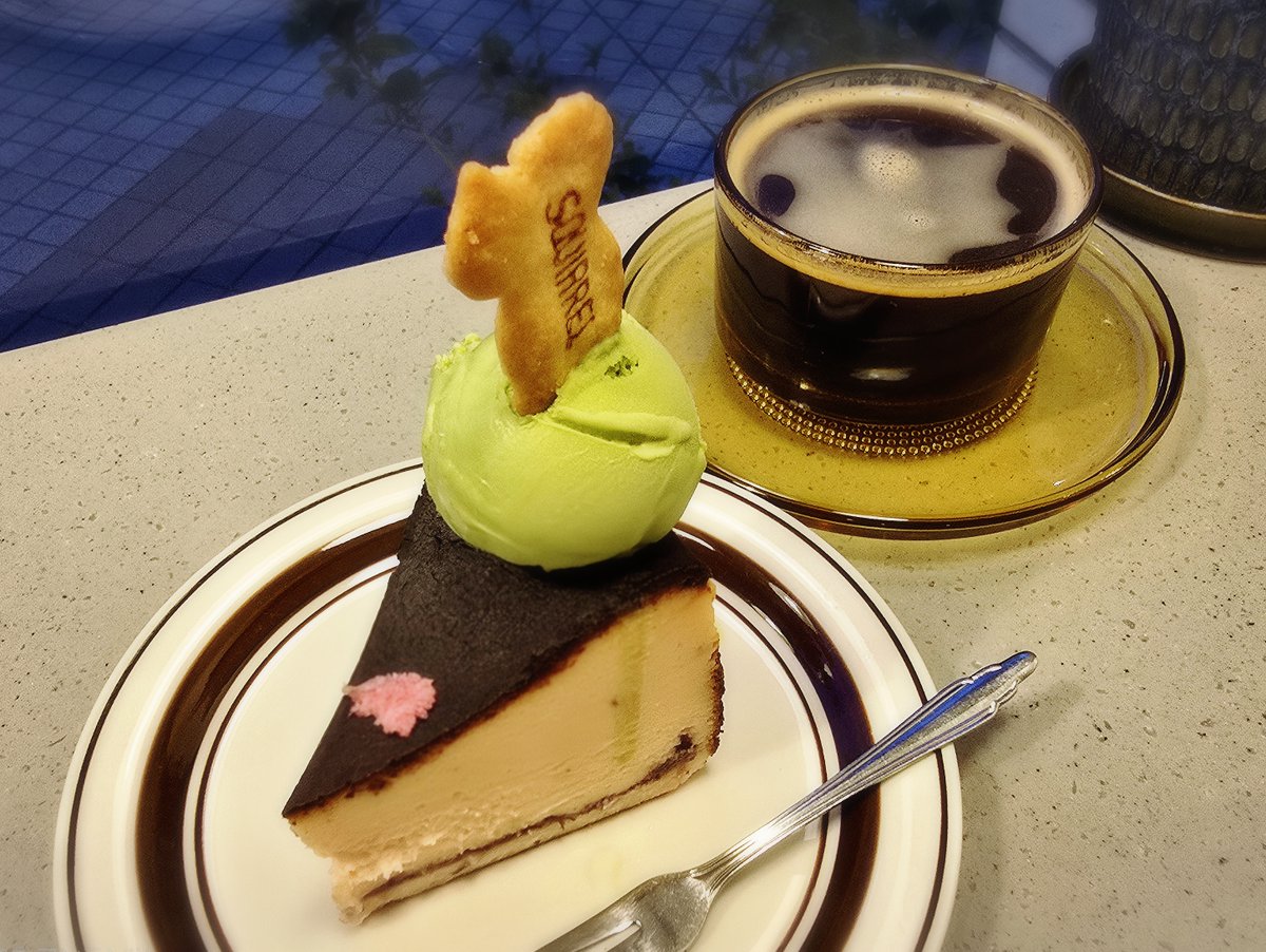 maturi's tweet photo. 桜バスクチーズケーキとアメリカーノ
コーヒースタンド。
目当ての季節の二色は品切れだった🥲
桜風味の甘さ控えめしっかりめなケーキの上に抹茶アイスと塩漬け桜。底面に一筋の餡(?)と相まって美味😋
フレーバー変わったらまた訪れたい
#スマホ写真 #グルメ #門前仲町 #TinyParadiseCoffee https://t.co/GswUL1QtzG