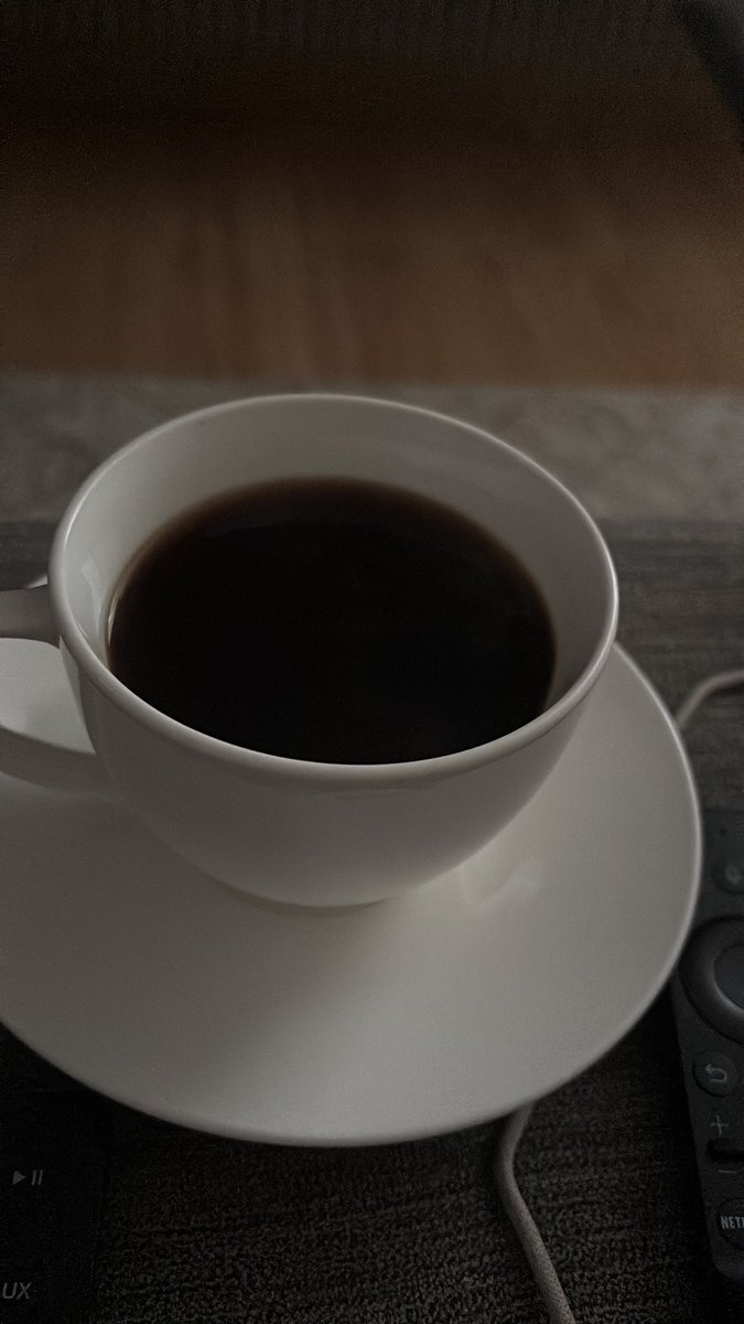 El café de la mañana pega distinto cuando no tienes que fingir opiniones para caer bien #FelizSábado